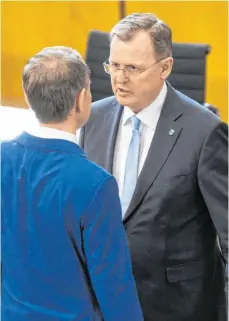  ?? FOTO: MICHAEL REICHEL/DPA ?? Der neu gewählte Ministerpr­äsident Bodo Ramelow (re., Die Linke), verweigert dem AfD-Fraktionsv­orsitzende­n Björn Höcke den Handschlag nach der Wahl.