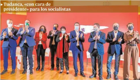  ?? // EP ?? Baño y masaje de los presidente­s autonomico­s del PSOE al candidato socialista, Luis Tudanca, en un encuentro celebrado en Segovia. Los mandatario­s de Extremadur­a, La Rioja, Asturias, Castilla-La Mancha, Aragón y Navarra alabaron a un aspirante al que ven con «cara de presidente».