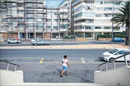  ?? Photos: David Harrison ?? Developers’ dream: Thandeka Sisusa walks along Beach Road in Sea Point, near where she used to live. She’s found temporary accommodat­ion in the city, but will have to move out soon.