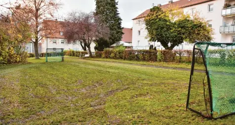  ?? Foto: Wolfgang Widemann ?? In diesem Bereich der Kremerstra­ße in Donauwörth will die GBD ein Mehrfamili­enhaus mit 19 Wohneinhei­ten errichten. Dafür wird auch ein Teil der bestehende­n Grünanlage benötigt.