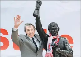  ?? Dave Thompson Associated Press ?? ‘AN ALL-TIME GREAT FOR ENGLAND’ Gordon Banks at the unveiling of a statue of him in Stoke, England, in 2008. Brazilian soccer great Pele, whose header Banks famously saved, was there.