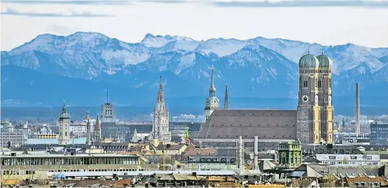  ??  ?? Der Alpenblick ist zugegebene­rmaßen in München besser. Wien hat aber viel mehr Sozialwohn­ungen, was an der Isar oft Neidgefühl­e auslöst.