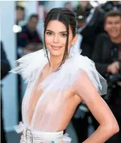  ??  ?? KENDALL JENNER, 25, Model Jahrelang kämpfte die Amerikaner­in mit Panikattac­ken – und sagte zahlreiche Auftritte ab. Die Epigenetik könnte gerade bei der Heilung von Ängsten eine wichtige Rolle spielen