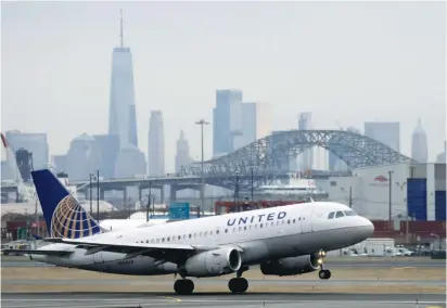  ?? (Chris Helgren/Reuters) ?? A UNITED AIRLINES passenger jet takes off with New York City as a backdrop, at Newark Liberty Internatio­nal Airport.