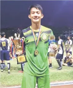  ??  ?? Miri’s Vincent Sigar Yahaya was named Best Goalkeeper of the tournament.