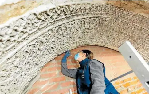  ?? // H. FRAILE ?? Recuperaci­ón de la yesería de un arco del Salón Rico en la ciudad de Toledo