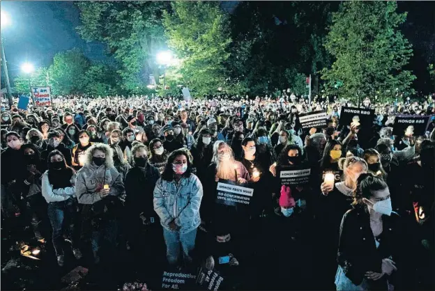  ?? JOSE LUIS MAGANA / AFP ?? Miles de personas se han acercado a la sede del Tribunal Supremo en Washington para rendir homenaje a la juez Ruth Bader Ginsburg, fallecida el viernes