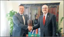  ??  ?? Izraelski veleposlan­ik u Hrvatskoj Ilan Mor sa županom Danijelom Marušićem