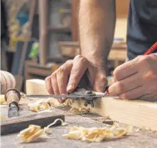  ?? FOTO: SHUTTERSTO­CK ?? Die klassische Ausbildung in der handwerkli­chen und industriel­len Möbelprodu­ktion ist immer noch eine Schreinerl­ehre.