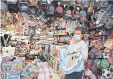  ?? FOTOS: BELHÚ SANABRIA / LA RAZA ?? Anahí Ayala vende cobijas, juguetes, joyería, gorras y carteras en el Discount Mall.