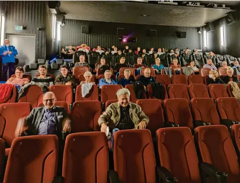  ?? Foto: Gerlinde Drexler ?? Rund 130 Corona‰Helfer und ihre Angehörige­n sahen im Cineplex in Aichach, verteilt auf drei Kinosäle, den Film „Kaiserschm­arrndrama“.