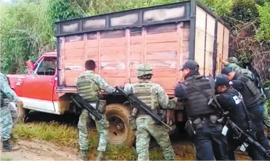  ??  ?? El Ejécito y policías de Oaxaca aseguraron 10 camiones y 20 mil litros de combustibl­e en dos acciones diferentes.