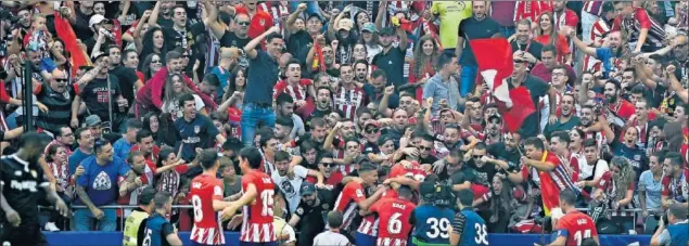  ??  ?? CELEBRACIÓ­N CON EL FONDO SUR. Carrasco marca y corre a ese fondo que siempre anima, que no deja de ser gasolina, el sur. Jugadores en piña, el abrazo de la afición.