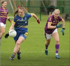  ??  ?? Wicklow’s Jessie Nolan Byrne gets away from Siobhan Cloake.