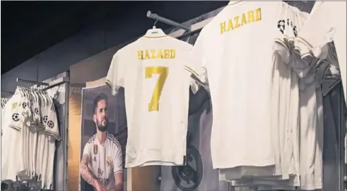  ??  ?? RECLAMO. Ayer ya se podía comprar en la tienda oficial del Bernabéu la camiseta del belga con su nuevo dorsal.