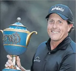  ?? FOTO: AP ?? Phil Mickelson, victoria cinco años después, sostiene el trofeo Gene Sarazen