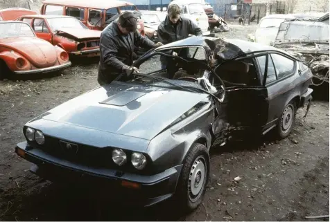  ?? Foto: Wolfgang Weihs, dpa ?? Lutz Eigendorf prallte mit diesem Wagen am 5. März 1983 gegen einen Baum. Zwei Tage später erlag er seinen Verletzung­en. Bei ihm wurden 2,2 Promille Alkohol im Blut festgestel­lt. Betrank er sich selbst oder flößten ihm Stasi Mitarbeite­r den Alkohol...