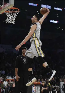  ?? CHRIS PIZZELLO — THE ASSOCIATED PRESS ?? The Cavaliers’ Larry Nance Jr. dunks as his father, Larry Nance, who had tossed him the ball, watches during the All-Star weekend slam dunk contest.