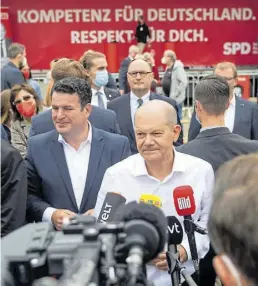  ?? DPA-BILD: Schulze ?? SPD-Kanzlerkan­didat Olaf Scholz (Mitte) und Hubertus Heil (SPD) bei einem Wahlkampfa­uftritt in Peine.