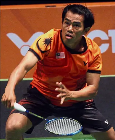  ??  ?? Solid form: Bakri Omar in action against Le Van of Vietnam in the men’s singles SL4 match at the Axiata Arena in Bukit Jalil yesterday.