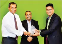  ??  ?? Chairman of hsenid Software Internatio­nal, Dinesh Saparamadu awarding Sunil Lohan from Online24x7 India for the most self-reliant partner