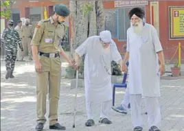  ??  ?? ONCE AGAIN Centenaria­n Gurbakhsh Singh coming out of a polling station after casting his vote in Ludhiana on Sunday. GURMINDER SINGH/HT