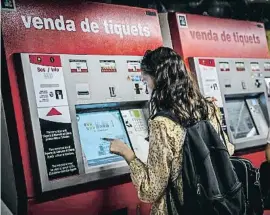  ?? Barcelo Teixidó/ARCHIVO ?? Una usuària del metro de Barcelona comprant un bitllet