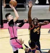  ?? DAVID SANTIAGO dsantiago@miamiheral­d.com ?? Heat guard Tyler Herro drives to the basket against Warriors forward Draymond Green in April.