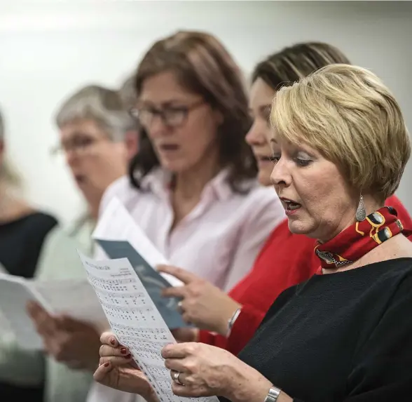  ?? FOTO: LEIF WECKSTRöM ?? På körövning med Vox Femina kan Pirkko Määttälä bland annat få dyka djupt in i den svensksprå­kiga vistraditi­onen.