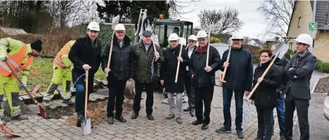  ?? RP-FOTO: WOLFGANG KAISER ?? Vertreter der Firma Deutsche Glasfaser, der Grefrather Gemeindeve­rwaltung mit Bürgermeis­ter Manfred Lommetz und der Bürgerinit­iative „Glasfaser für Grefrath“trafen sich gestern Morgen zum symbolisch­en Ersten Spatenstic­h für den Glasfasera­usbau in...