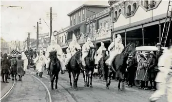  ?? AUCKLAND LIBRARIES HERITAGE COLLECTION ?? An Auckland University capping parade on Karangahap­e Rd in 1923 saw students dressed up as Ku Klux Klan members.