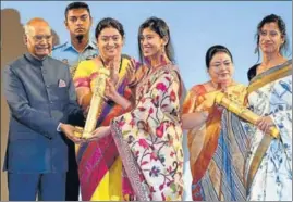  ??  ?? Nungshi Malik and Tashi Malik, from Dehradun receive the Nari Shakti Puruskar from President Ram Nath Kovind in New Delhi on the occasion of Internatio­nal Women’s Day on Sunday. They are the first female twins to climb the Mount Everest. HT PHOTO