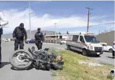  ??  ?? Percance. Los dos menores fueron atendidos en el lugar, moto y auto sufrieron daños.