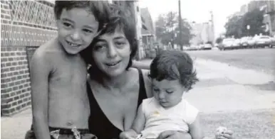  ?? ABC ?? Claudia Durastanti con su madre y su hermano en Brooklyn