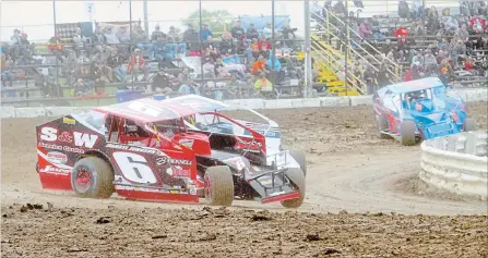  ?? BERND FRANKE THE ST. CATHARINES STANDARD ?? St. Catharines driver Mat Williamson (6) slides into a corner in hot laps showing the winning form that would propel him to victory in the 67-lap, $2,700-to-win Brian Stevens Memorial Monday night at Merrittvil­le Speedway.