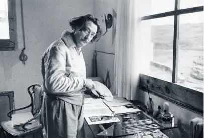 ?? STIFTUNG ERNST SCHEIDEGGE­R-ARCHIV, ZURICH ?? Salvador Dalí nel suo atelier a Portlligat(1955)