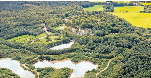  ??  ?? Der Droompark Maasduinen befindet sich unweit der deutschen Grenze. Der Ferienpark liegt mitten in einer waldreiche­n Seenlandsc­haft.