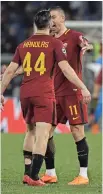  ??  ?? JUGADORES De Roma celebran el triunfo