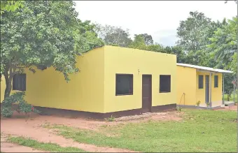  ??  ?? Fachada de la vivienda del político y director de escuela Liduvino Sosa, situada en la colonia Primavera Real, ubicada a 42 km del casco urbano de Guayaybí.