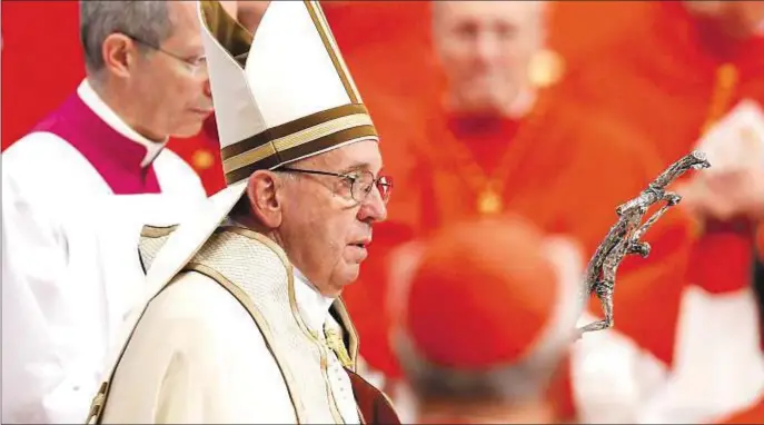  ?? CNS ?? El Papa Francisco a su llegada a la basílica de San Pedro para presidir el consistori­o, el 19 de noviembre de 2016