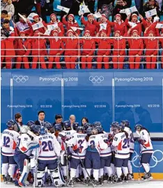  ?? Foto: Witters ?? Unten: die Nationalma­nnschaft Koreas. Oben: die nordkorean­ischen Cheerleade­r. Nicht im Bild: ihre Aufpasser.