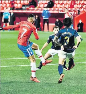  ?? FOTO: EFE ?? Luis Suárez inauguró el marcador en esta acción mal defendida por Osasuna