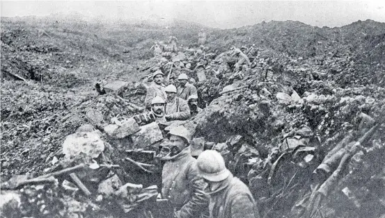  ?? ?? Die Räumung des Schlachtfe­ldes als natürliche Folge infernalis­cher Feuerwirku­ng: französisc­he Infanterie 1916 bei Douaumont (Verdun).