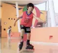  ??  ?? A pesar de su prótesis, Diego disfrutó en su infancia andar en patines.