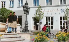  ?? Foto: Josef Brutscher ?? Das Eiscafé von Pierluigi Volpe (rechts, mit seinem Bruder Franceso) am Friedberge­r Marienplat­z hat Probleme, den Sicherheit­sabstand im Freien durchzuset­zen. Droht im dadurch die Schließung?