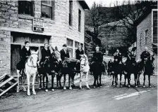  ?? ?? Un grupo de biblioteca­rias a caballo posan juntas antes de partir en la ciudad de Hindman