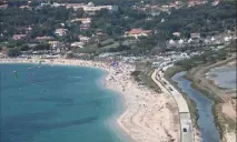  ?? (Photo doc. Laurent Martinat) ?? La plage de L’Almanarre à Hyères arrive en hutième position du Top  des plages les plus « instagramm­ées ».