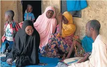  ?? AFOLABI SOTUNDE/REUTERS ?? Desespero. Família de meninas sequestrad­as em Dapchi