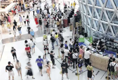  ?? TINGSHU WANG ■ REUTERS ?? Customers visit the Sanya internatio­nal duty-free shopping complex in Hainan province, China.
