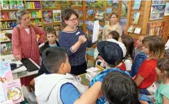  ?? FOTO: HEIDRUN LEHMANN ?? Beim gestrigen Aktionstag unter dem Motto „Ich schenk dir eine Geschichte“in der Wolf´schen Buchhandlu­ng: Friederike Döring, Stephanie Kusche, die den Weg zum Lösungswor­t erläuterte, sowie Teresa Förster (hinten, von links).